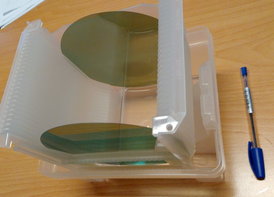Güç aygıtı epitaksisi için iki adet 6 inç SiC wafer